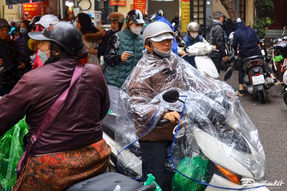 Nhiều người không ngại đội mưa, đi mua gà cúng ngay từ sáng sớm.