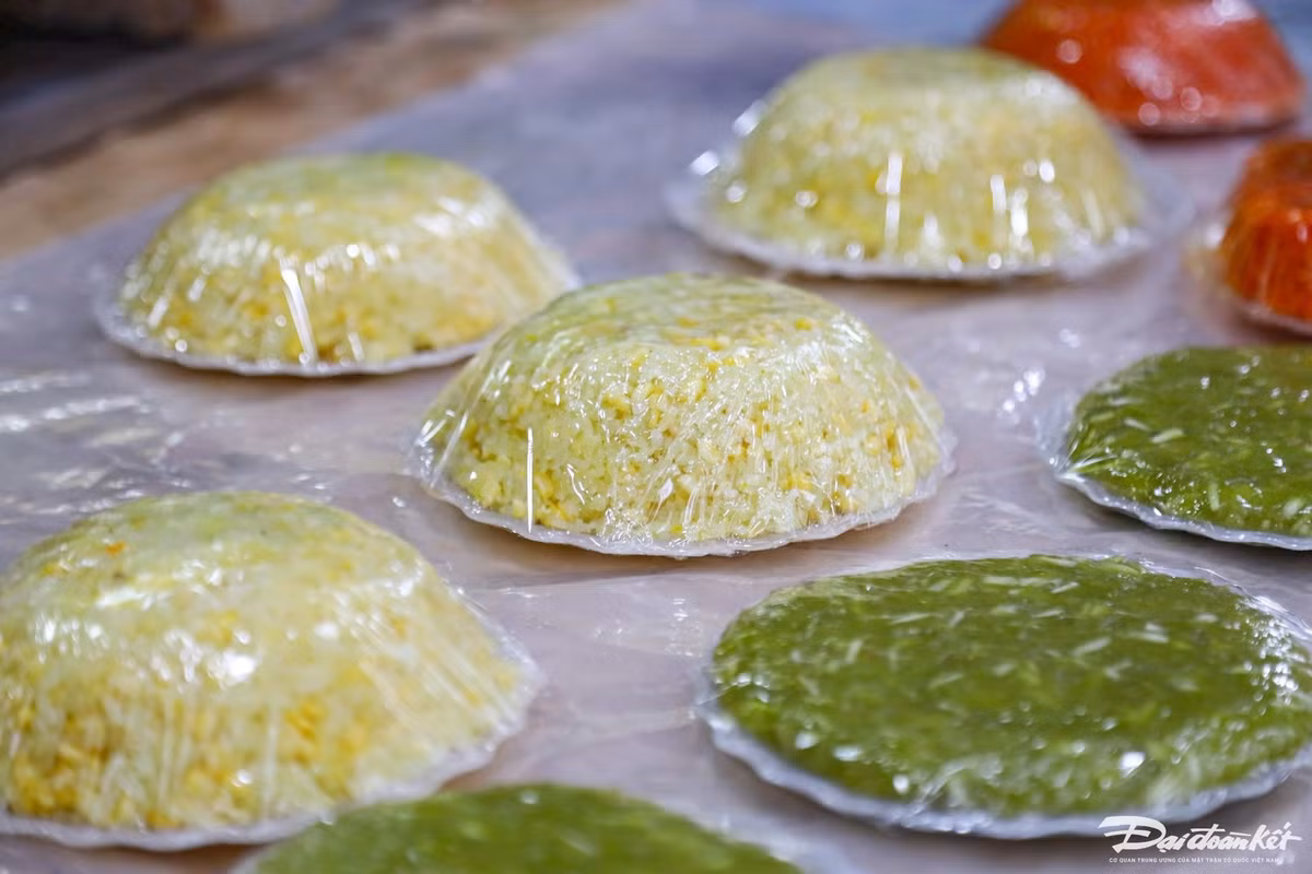 Các loại xôi có giá từ 30- 50.000 đồng/đĩa.