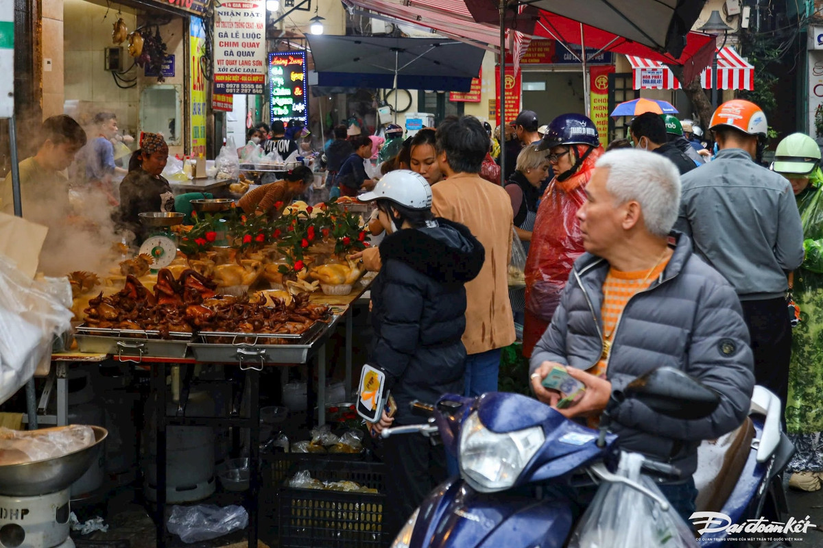 Theo ghi nhận của PV Báo Đại Đoàn Kết, ngay từ sáng 12/2 tại chợ Hàng Bè tấp nập người dân tới mua gà ngậm hoa hồng để cúng Rằm tháng Giêng, khiến không khí mua bán tại đây sôi động hơn hẳn ngày thường.