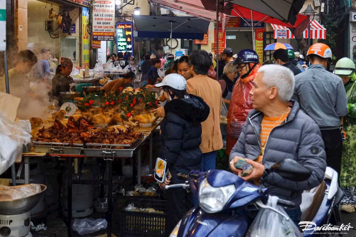 Theo ghi nhận của PV Báo Đại Đoàn Kết, ngay từ sáng 12/2 tại chợ Hàng Bè tấp nập người dân tới mua gà ngậm hoa hồng để cúng Rằm tháng Giêng, khiến không khí mua bán tại đây sôi động hơn hẳn ngày thường.