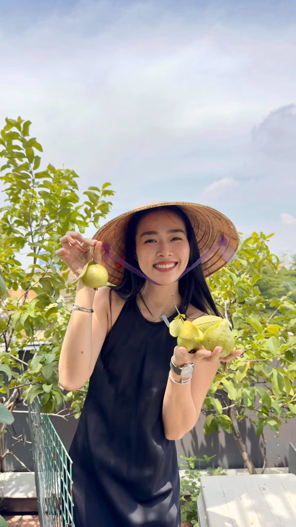 Trước đây, Diệp Bảo Ngọc nhiều lần chia sẻ niềm vui thu hoạch rau củ và trái cây trong khu vườn trên cao. Ảnh: FBNV