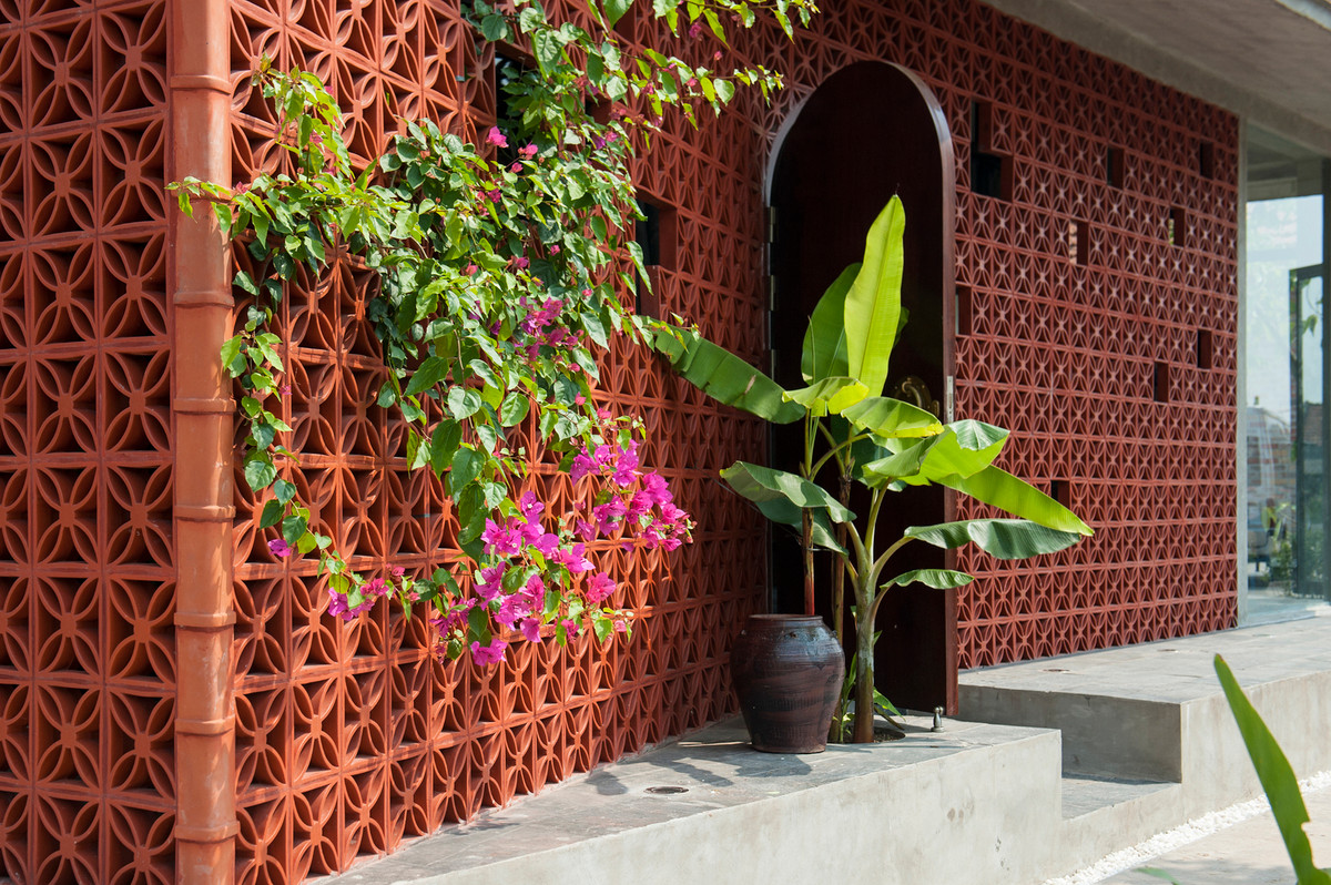 Khí hậu ven biển Nam Điển khó lường và khu vực này thường xuyên phải đối mặt với những cơn bão lớn. Do đó, mặt tiền của ngôi nhà bao gồm ba lớp linh hoạt. Ảnh: Nguyễn Tuân Nghĩa