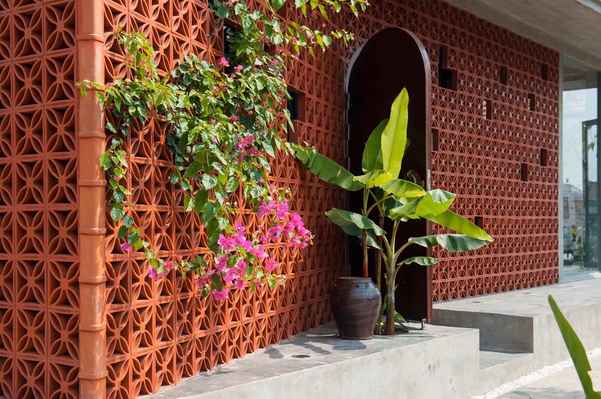 Khí hậu ven biển Nam Điển khó lường và khu vực này thường xuyên phải đối mặt với những cơn bão lớn. Do đó, mặt tiền của ngôi nhà bao gồm ba lớp linh hoạt. Ảnh: Nguyễn Tuân Nghĩa