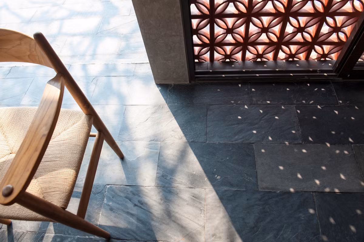 Gạch bông gió Bát Tràng được thiết kế để giữ không khí ở phần rỗng bên trong. Khoảng trống trong gạch là lớp cách nhiệt giúp mặt tiền đón được ánh nắng trực tiếp từ hướng Tây. Ảnh: Nguyễn Tuân Nghĩa