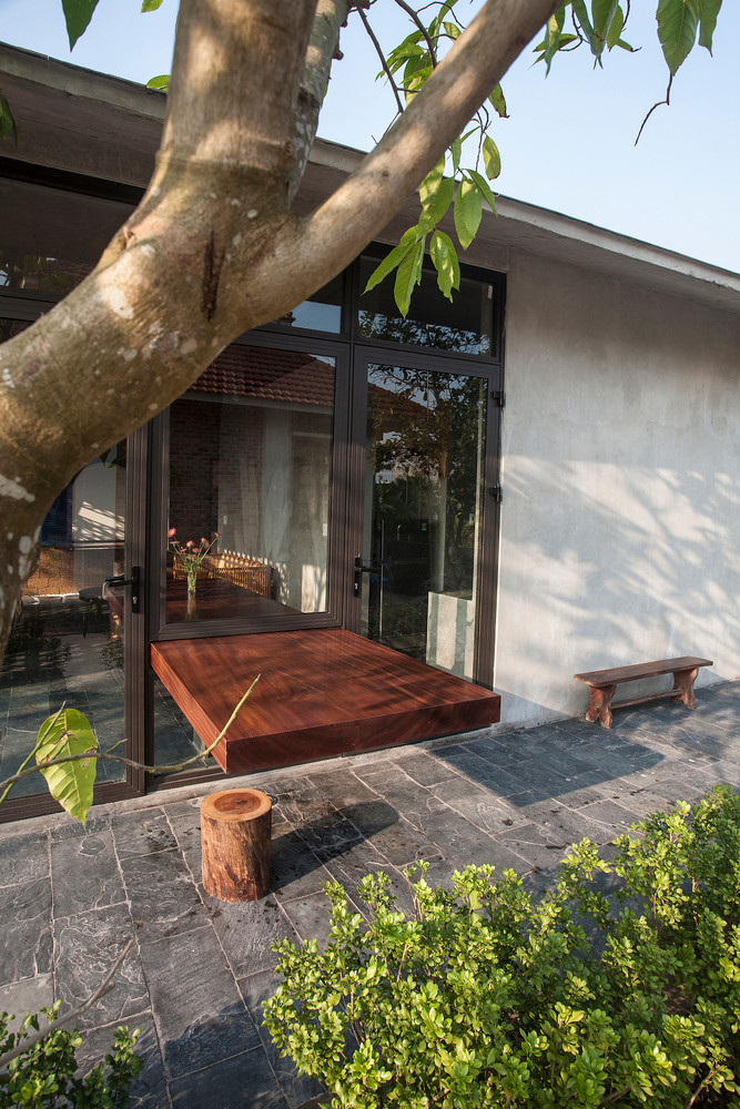 Lớp thứ hai là cây xanh để che chắn cái nắng hướng Tây thiêu đốt giúp căn nhà “thích nghi” nhịp nhàng với những biến đổi khí hậu bên ngoài. Ảnh: Nguyễn Tuân Nghĩa