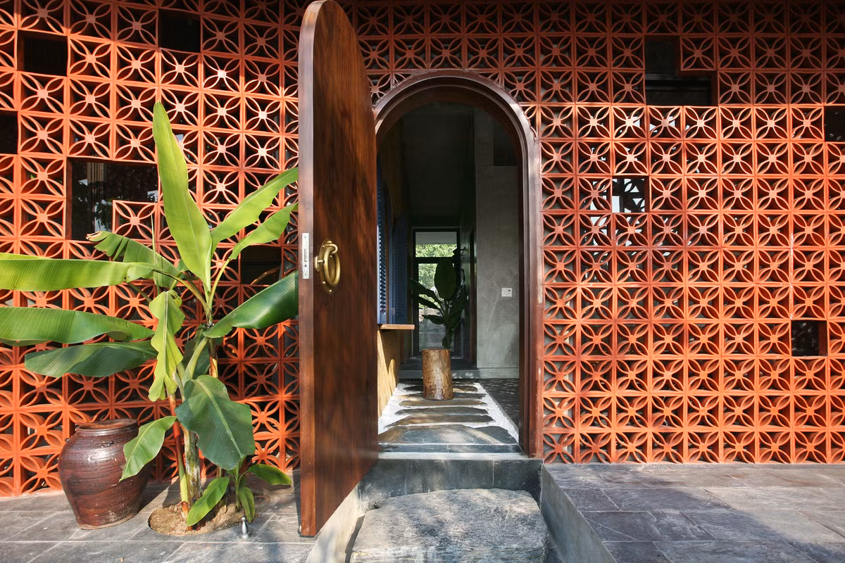 Lớp ngoài cùng được làm từ những viên gạch bông gió vừa tạo hoa văn nắng đẹp vừa lấy sáng và thông gió. Ảnh: Nguyễn Tuân Nghĩa