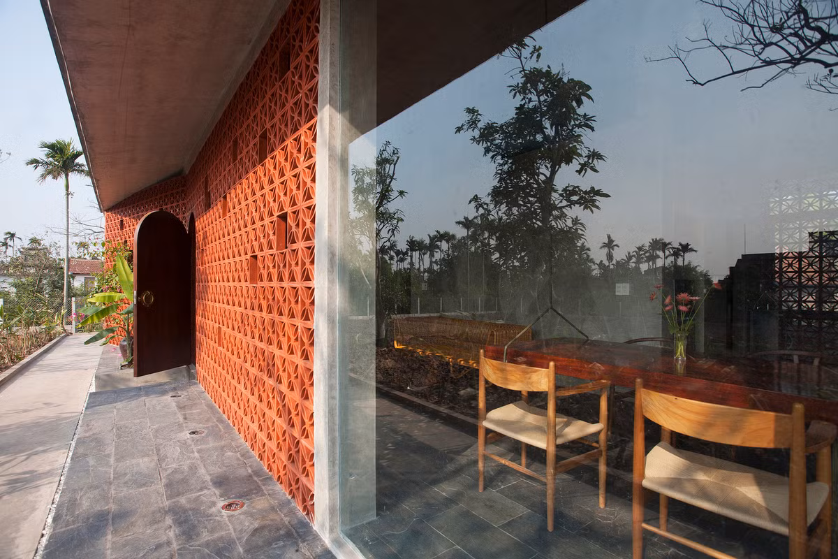 Lớp trong cùng là lớp kính chắc chắn, cho phép người mẹ dễ dàng đóng cửa nhà trong những cơn bão lớn. Ảnh: Nguyễn Tuân Nghĩa