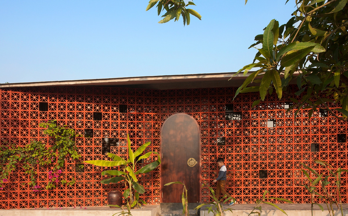 Trong ký ức của người con trai, hình ảnh thân quen nhất là bụi chuối sau nhà. Đây chính là nguồn cảm hứng cho kiến trúc sư dệt nên sợi dây nối kết giữa hiện tại và quá khứ trong cùng một mái nhà. Ảnh: Nguyễn Tuân Nghĩa