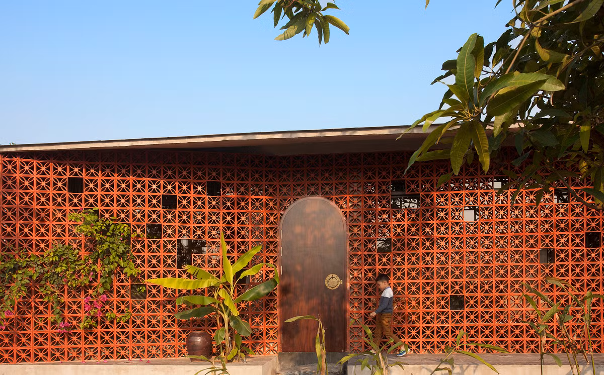 Trong ký ức của người con trai, hình ảnh thân quen nhất là bụi chuối sau nhà. Đây chính là nguồn cảm hứng cho kiến trúc sư dệt nên sợi dây nối kết giữa hiện tại và quá khứ trong cùng một mái nhà. Ảnh: Nguyễn Tuân Nghĩa