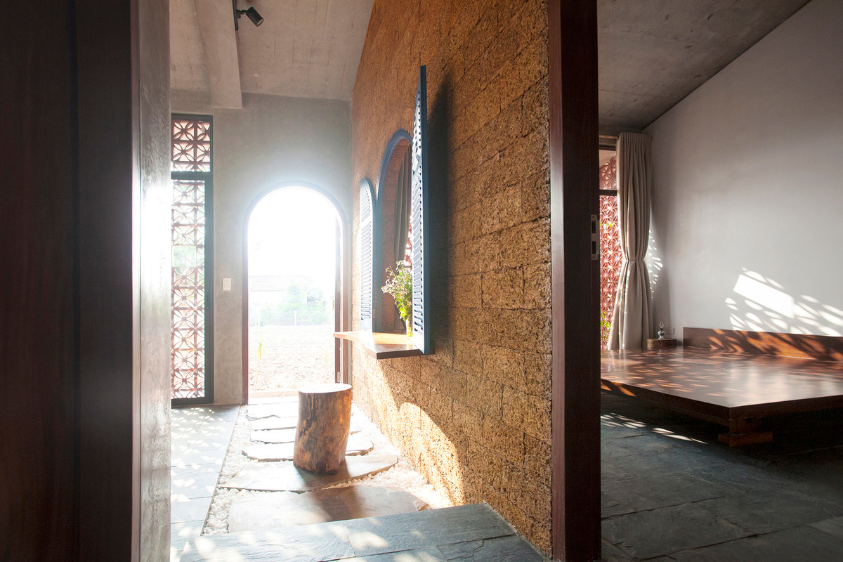 Tường phòng ngủ bằng đá ong mang đến cảm giác mộc mạc. Ảnh: Nguyễn Tuân Nghĩa