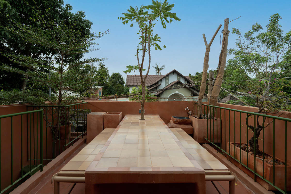 Ngoài ra, tầng trên của khối đầu tiên được sử dụng làm sân hiên mở với bàn ăn và bếp ngoài trời. Ảnh: Nguyễn Nhật Anh Chương