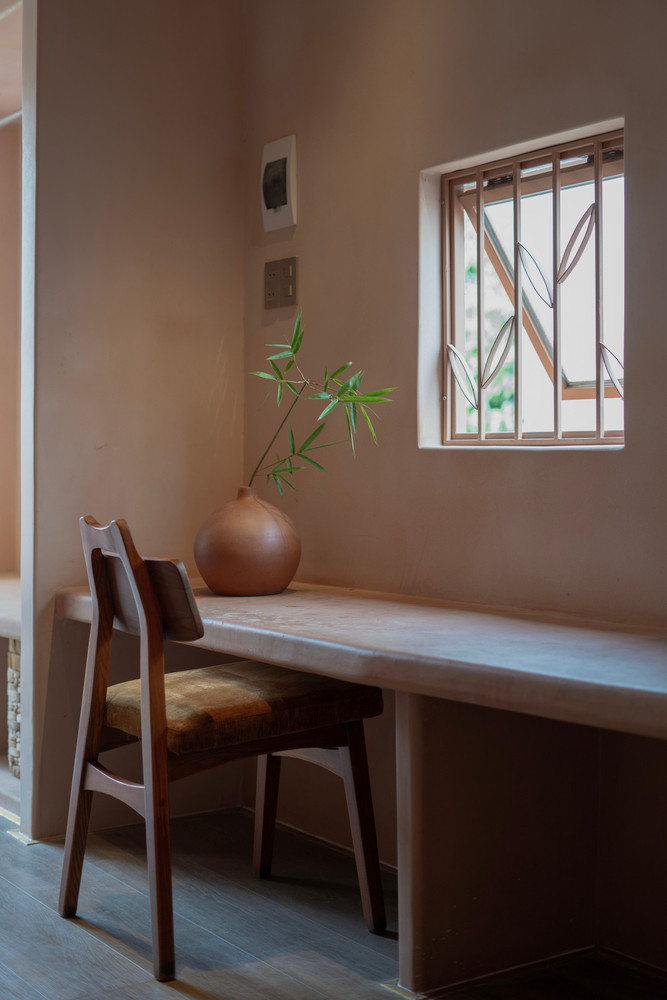 Các song cửa sổ mô phỏng hình dạng của những lùm tre, vừa bảo vệ vừa chiếu sáng, nhẹ nhàng đưa hình ảnh hàng tre của làng cổ vào không gian sống. Ảnh: Nguyễn Nhật Anh Chương