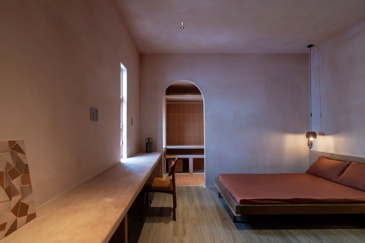 Tính thẩm mỹ của ngôi nhà đất nung không đến từ sự xa hoa, mà là những chi tiết thủ công mang dấu ấn cá nhân. Ảnh: Nguyễn Nhật Anh Chương