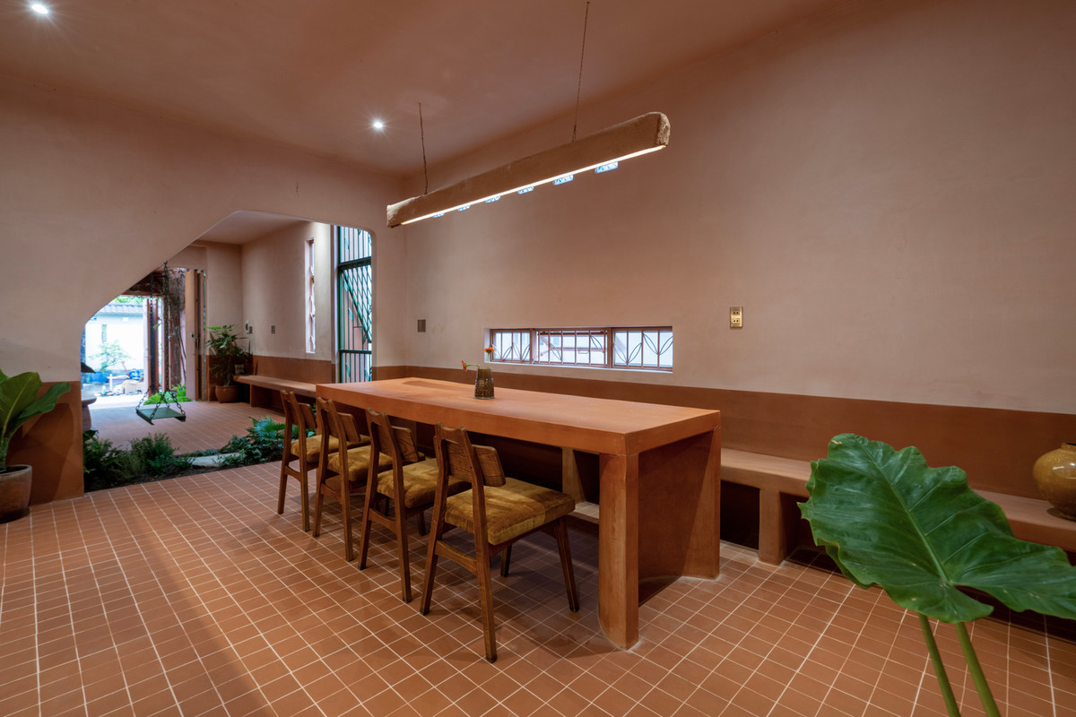 Tre cũng là một họa tiết thường thấy, được sử dụng trong toàn bộ nội thất và mặt tiền, tạo thành sợi chỉ tự nhiên kết nối tiềm thức của cuộc sống nông thôn với không gian kiến trúc. Ảnh: Nguyễn Nhật Anh Chương