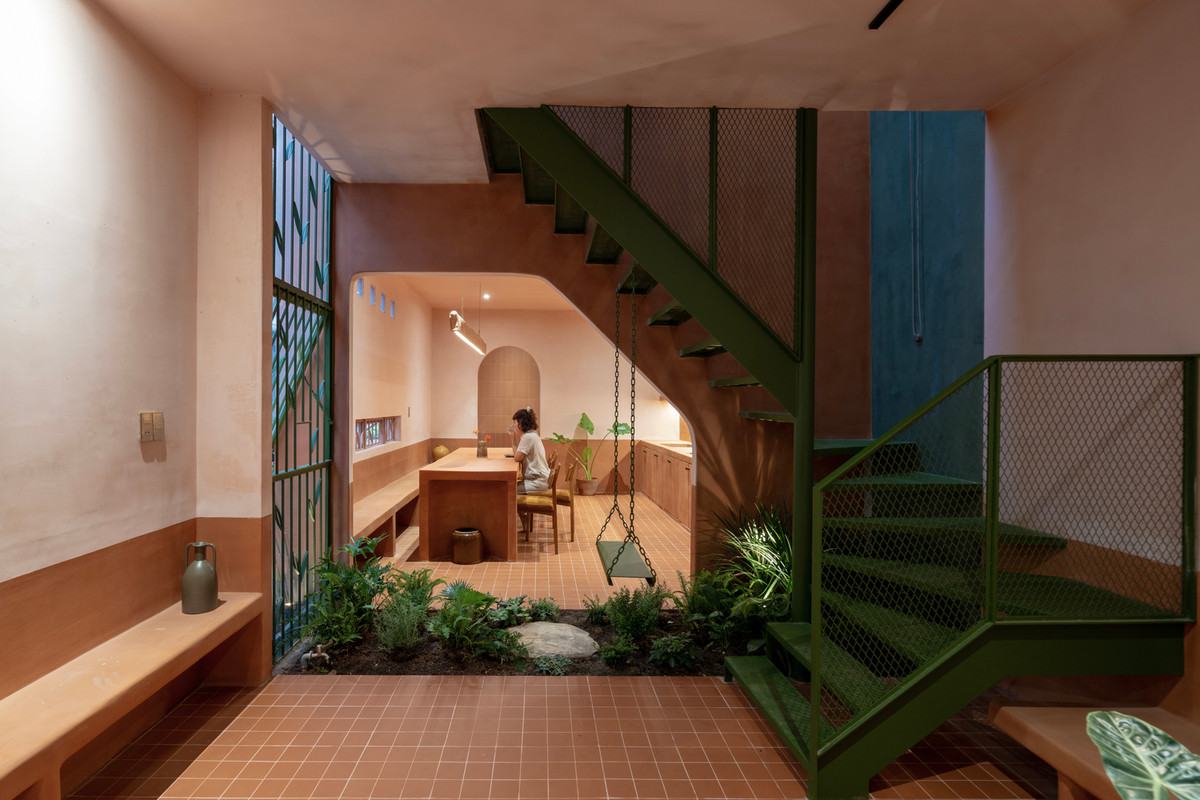 "Chiếc bình" đầu tiên đóng vai trò là một hiên nhà mở, tạo ra một vùng đệm chuyển tiếp trước khi vào khu vực sinh hoạt chính. Ảnh: Nguyễn Nhật Anh Chương