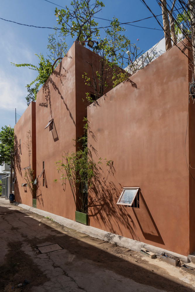 Các không gian chính như phòng khách, phòng ngủ và nhà bếp được đẩy lùi xa hơn vào khối "chiếc bình" thứ hai và thứ ba. Ảnh: Nguyễn Nhật Anh Chương