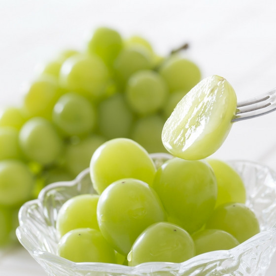 Nho mẫu đơn nhân sâm ra mắt năm 2023 sau nhiều năm nghiên cứu tại Hàn Quốc. Nho được thu hoạch từ tháng 11 đến tháng 3 hàng năm, chủ yếu trồng tại các vùng Yeongcheon, Gimcheon, Sangju, Gyeongsan và Gyeongju thuộc tỉnh Gyeongbuk. Ảnh: T Fruits