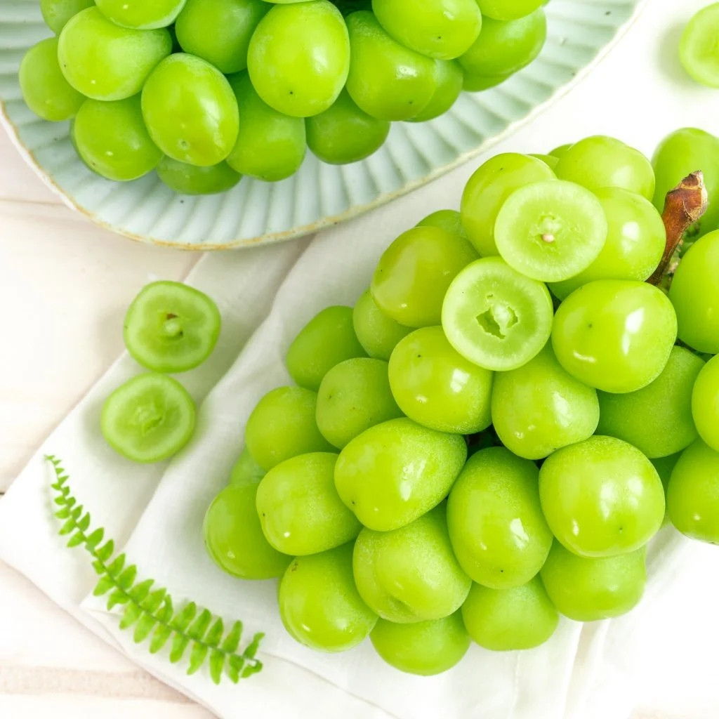 Chùm nho mẫu đơn nhân sâm cỡ 700 gram giá 519.000 đồng, trong khi thùng 4 chùm có giá gần 2,1 triệu đồng. Những chùm lớn từ 1-1,2 kg, giá lên đến 900.000 đồng. Ảnh: Farmers Market