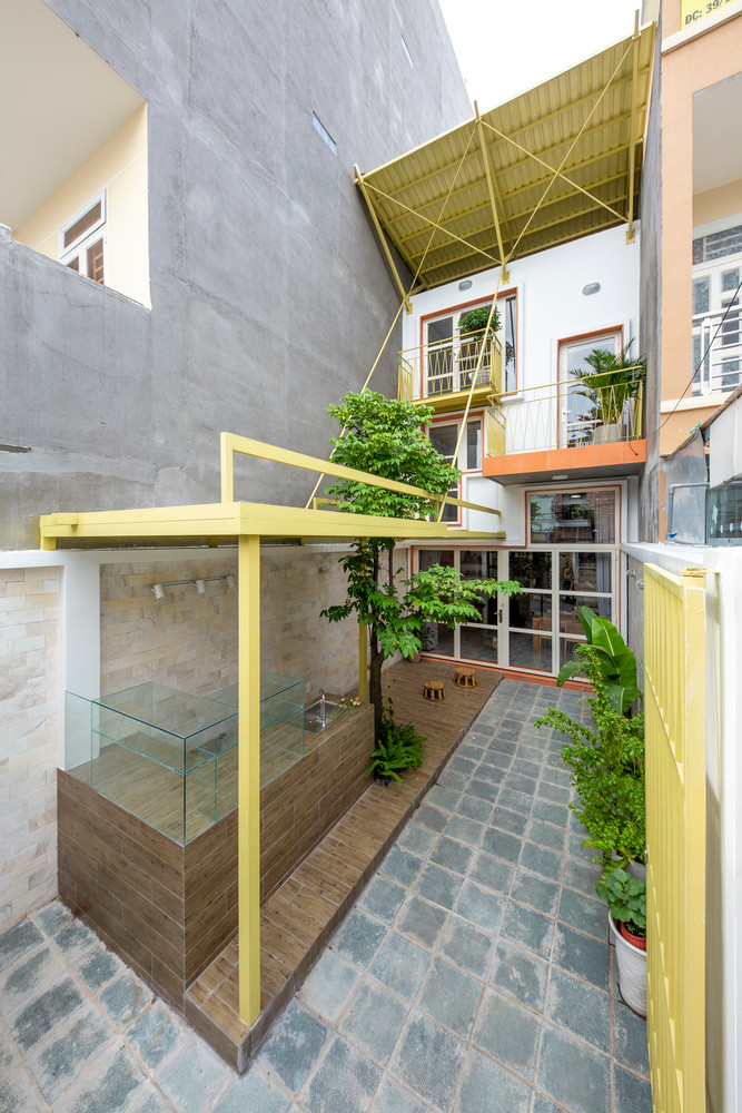 Tọa lạc tại quận 9 (TP HCM), công trình thuộc dạng nhà ống điển hình tại TP HCM với chiều ngang 4m và chiều sâu 17m. Ảnh: Thiết Vũ