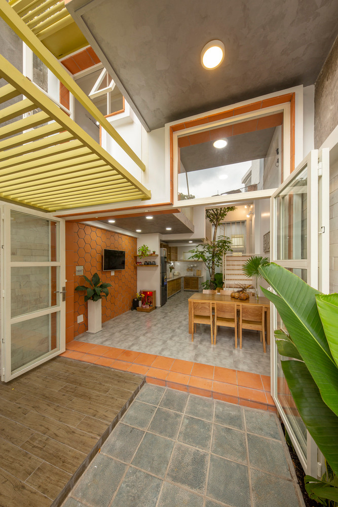  Ngôi nhà được xây dựng với hai mục đích sử dụng: khoảng sân 5m trước nhà làm khu vực buôn bán có quầy pha chế và phần còn lại là không gian sinh hoạt của gia đình. Ảnh: Thiết Vũ