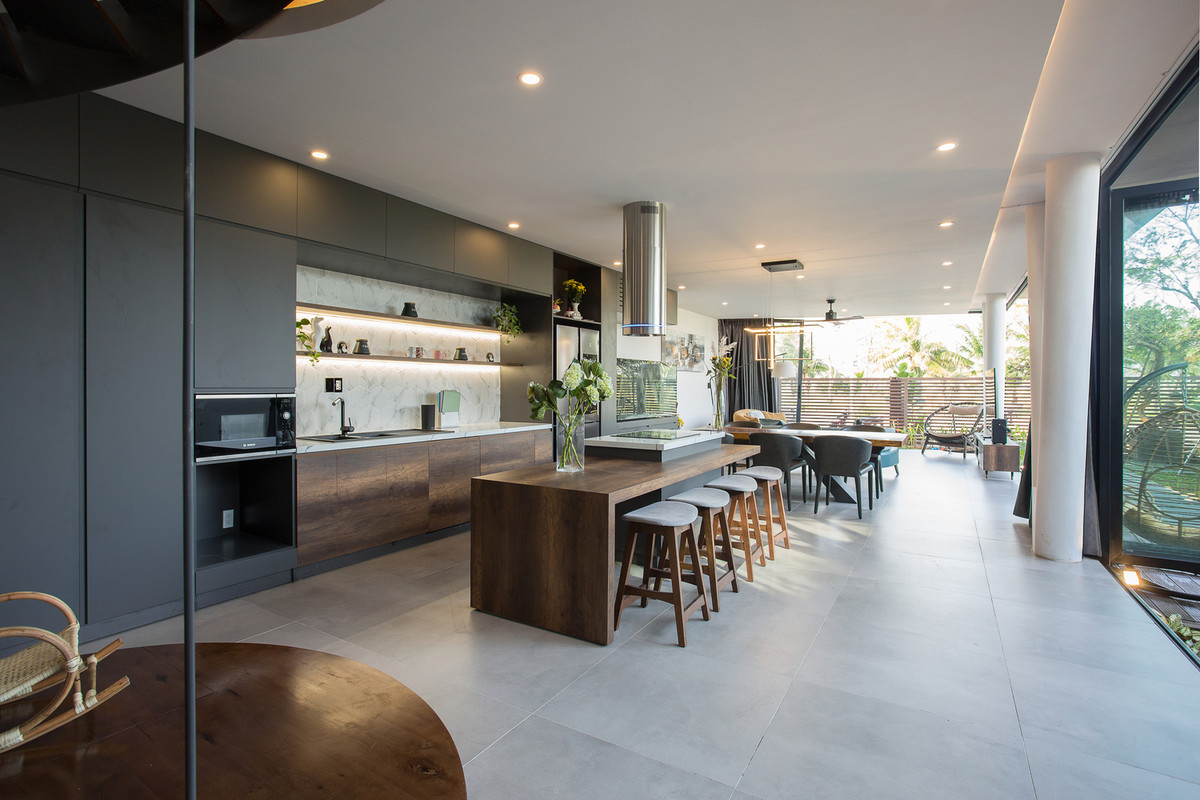 Nhà bếp và phòng khách được kết nối theo thứ tự để tạo ra không gian lớn và linh hoạt, cũng như để giảm diện tích xây dựng và để lại nhiều không gian hơn cho khu vườn. Ảnh: 85 Thiết kế