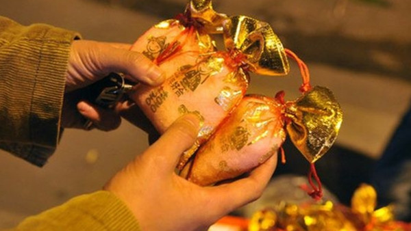 Người Việt xưa quan niệm, muối là vật chống tà ma, mang may măn và tài lộc cho gia đình trong năm mới. Do đó, đầu năm mới mua muối sẽ lấy may cho cả năm. Ảnh: Internet