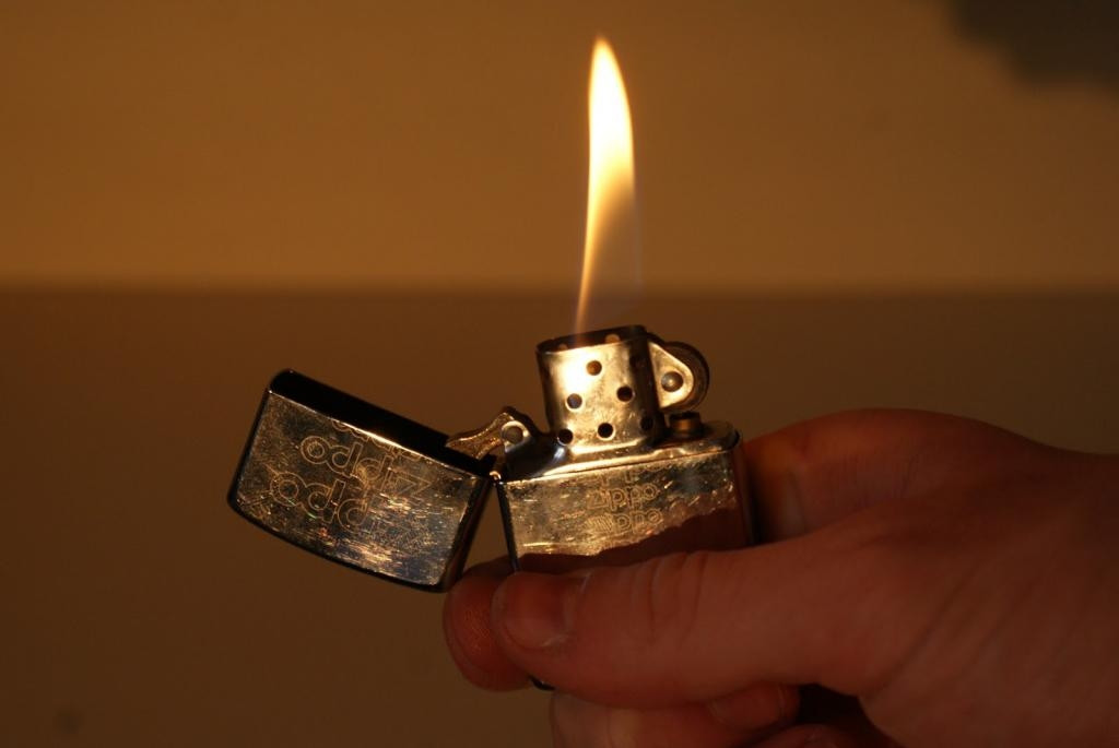 Bên cạnh muối, lửa cũng là vật được nhiều người chọn mua trong ngày đầu năm mới. Lửa tượng trưng cho sự ấm áp, tài lộc không bao giờ tắt. Ảnh: Internet