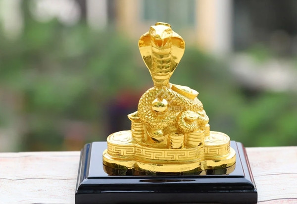 Ngoài những vật phẩm quen thuộc như Tỳ Hưu, Kỳ Lân...trong những ngày năm mới, nhiều người chọn mua thêm những vật phẩm phong thủy khác như cá chép, tượng phật, cóc 3 chân... để bài trí trong nhà rước tài lộc về. Ảnh: Golden Gift