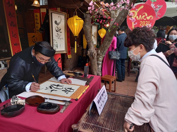 Việc trang trí chữ trong nhà cũng mang nhiều may mắn, thể hiện truyền thống hiếu học của gia đình. Ảnh: Daidoanket