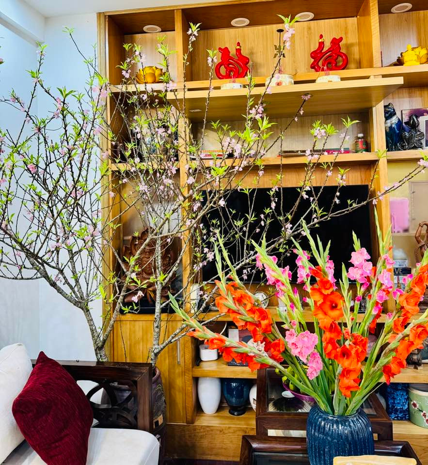 Dịp Tết, MC Thảo Vân trang hoàng phòng khách bằng cành đào phai lớn. Ảnh: FB Thảo Vân