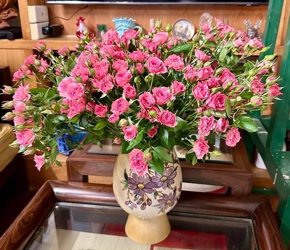 Bình hoa hồng nhỏ đẹp mê và thơm ngát. Ảnh: FB Thảo Vân