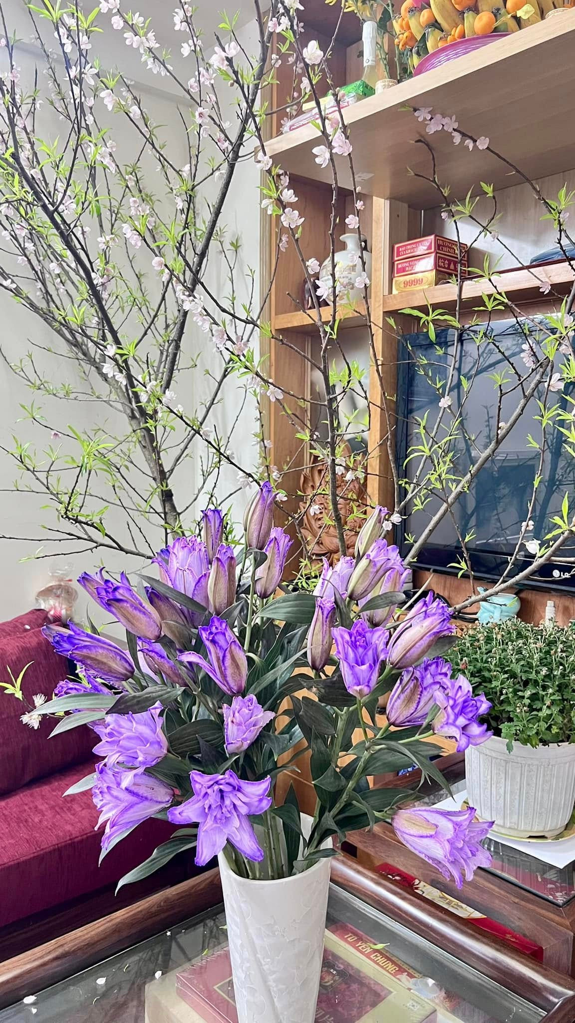 Mặt sau của kệ cũng được Thảo Vân tận dụng để bày trí rất nhiều vật dụng đáng yêu khác. Ảnh: FB Thảo Vân