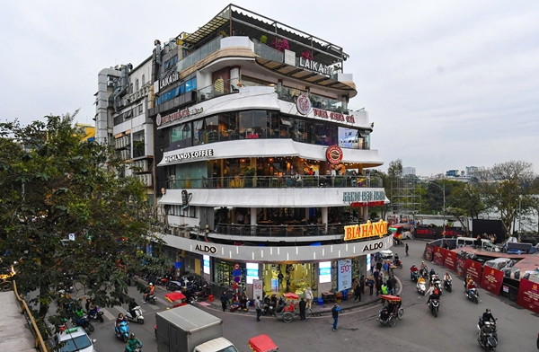  Tòa nhà "Hàm cá mập" đang trở thành tâm điểm của dư luận sau khi có thông tin UBND Hà Nội tán thành phương án đề xuất phá bỏ tòa nhà “Hàm cá mập”, đề xuất không gian ngầm tại khu vực Quảng trường Đông Kinh - Nghĩa Thục hiện có và không gian mở rộng. Ảnh: Vietnamnet