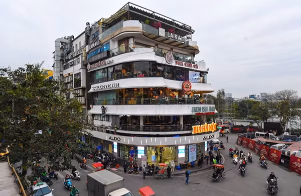  Tòa nhà "Hàm cá mập" đang trở thành tâm điểm của dư luận sau khi có thông tin UBND Hà Nội tán thành phương án đề xuất phá bỏ tòa nhà “Hàm cá mập”, đề xuất không gian ngầm tại khu vực Quảng trường Đông Kinh - Nghĩa Thục hiện có và không gian mở rộng. Ảnh: Vietnamnet