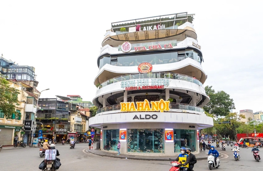 Sau hơn 30 năm hoạt động, tòa nhà "Hàm cá mập" trở thành địa điểm yêu thích của người người dân và du khách. Ảnh: Vietnamplus