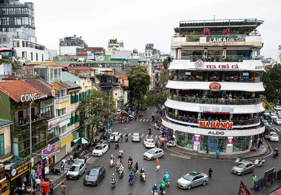 Tòa nhà gồm 6 tầng, nằm ở vị trí đắc địa, ngay bên Hồ Gươm, phía trước là quảng trường Đông Kinh Nghĩa Thục. Ảnh: Znews