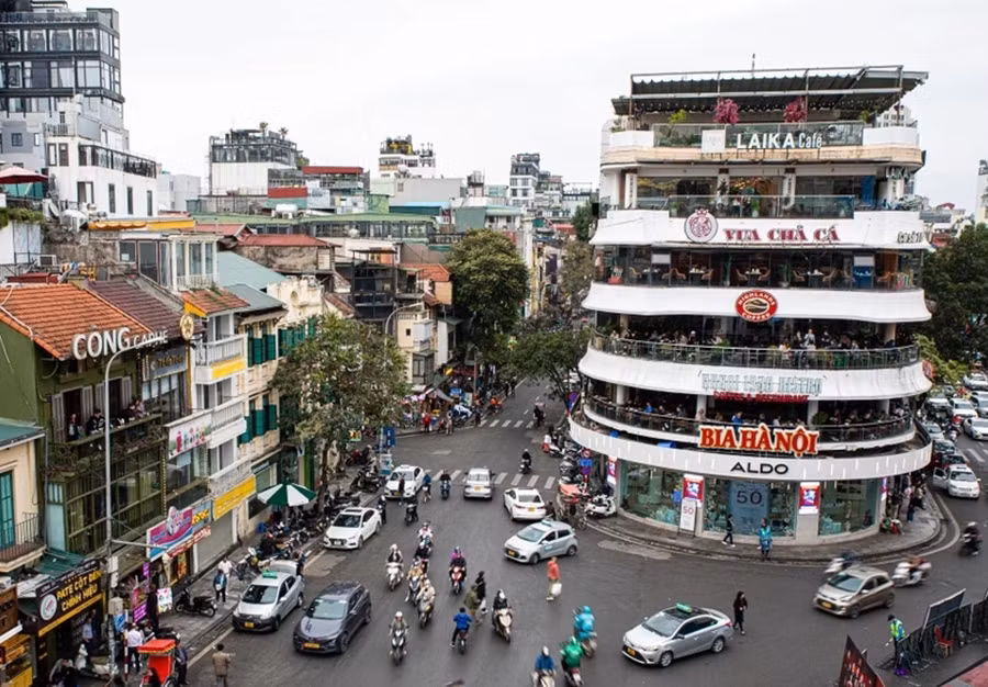 Tòa nhà gồm 6 tầng, nằm ở vị trí đắc địa, ngay bên Hồ Gươm, phía trước là quảng trường Đông Kinh Nghĩa Thục. Ảnh: Znews