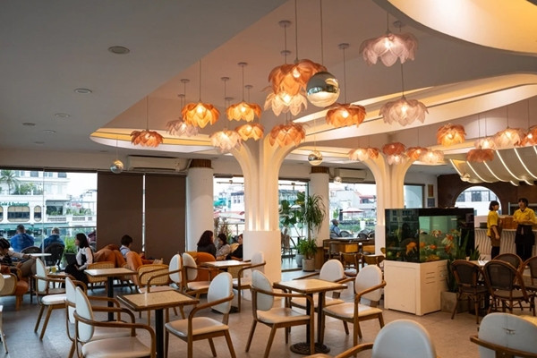 Nhờ vị trí đắc địa, tòa nhà tạo điều kiện lý tưởng để các nhà hàng, quán cà phê kinh doanh và thu hút đông đảo khách hàng. Ảnh: Znews