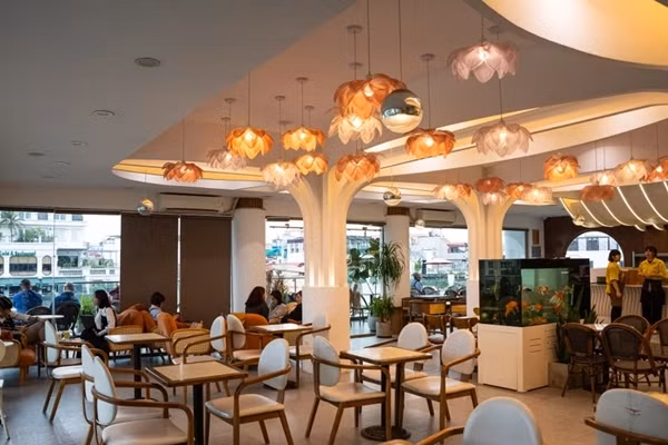 Nhờ vị trí đắc địa, tòa nhà tạo điều kiện lý tưởng để các nhà hàng, quán cà phê kinh doanh và thu hút đông đảo khách hàng. Ảnh: Znews