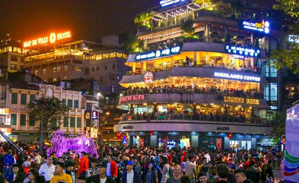 Tòa nhà "Hàm cá mập" khi đêm xuống. Ảnh: Vietnam+