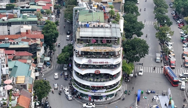 Tên gọi "Hàm cá mập" xuất phát từ hình dáng kiến trúc của tòa nhà, với phần mặt tiền nhiều khối nhô ra giống như hàm răng cá mập. Ảnh: Znews