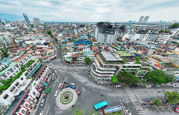 Tòa nhà "Hàm Cá Mập" luôn là điểm đến yêu thích của người dân và du khách, đặc biệt khi diễn ra các sự kiện văn hóa, nghệ thuật và các hoạt động cộng đồng tại Quảng trường Đông Kinh - Nghĩa Thục. Ảnh: Vietnamnet