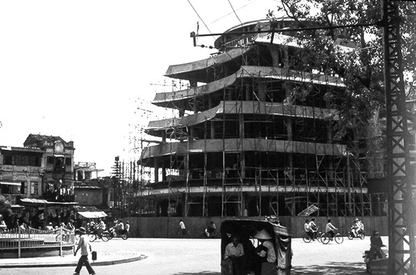 "Hàm cá mập" không phải tên gọi chính thức của tòa nhà này. Đây vốn là tòa trung tâm thương mại ở số 7 Đinh Tiên Hoàng, được xây dựng từ khoảng năm 1991 đến 1993 trên nền Nhà xe điện cũ và Bách hóa Bờ Hồ. Ảnh: Facebook