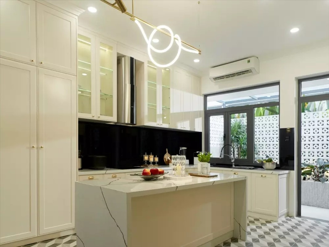 Phòng bếp trong biệt thự của Diệp Lâm Anh đầu tư nhiều thiết bị hiện đại. Ảnh: House n Home