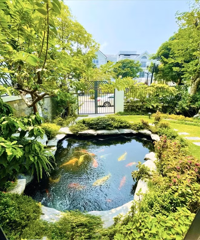 Biệt thự của Lã Thanh Huyền có diện tích 450m2, không gian vườn rộng 150m2. Tại khu vực sân vườn, Lã Thanh Huyền thiết kế đường đi bằng đá, xây dựng hồ cá Koi và trồng nhiều loài cây, hoa rực rỡ. Ảnh: FBNV