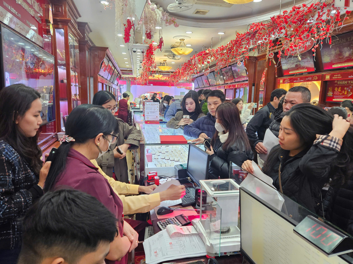 Giá vàng đầu năm cũng tăng vọt trên 2 triệu lượng/lượng so với trước Tết theo đà tăng thế giới. Giá vàng thế giới những ngày qua cũng tăng liên tiếp, khoảng 50 USD/ounce. Ảnh: Thiên Anh