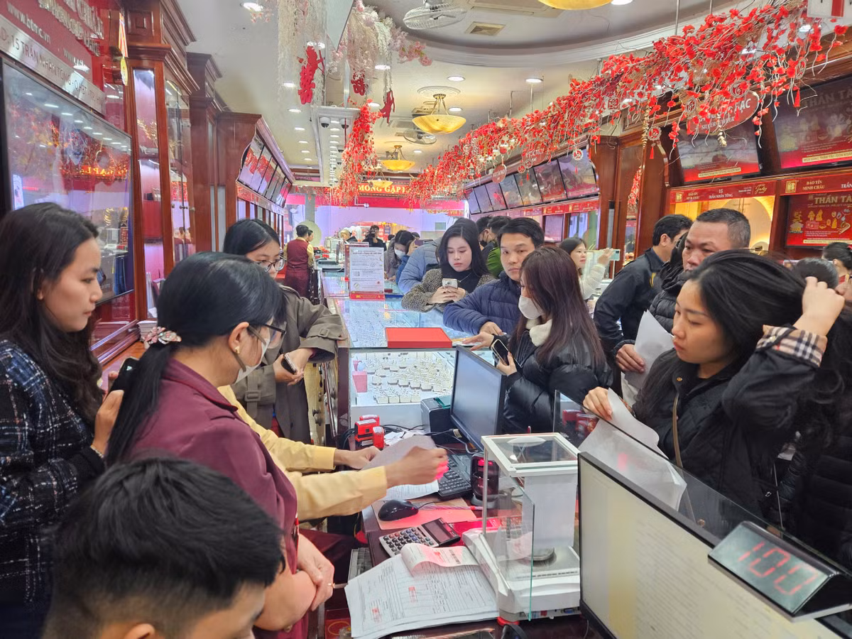 Giá vàng đầu năm cũng tăng vọt trên 2 triệu lượng/lượng so với trước Tết theo đà tăng thế giới. Giá vàng thế giới những ngày qua cũng tăng liên tiếp, khoảng 50 USD/ounce. Ảnh: Thiên Anh