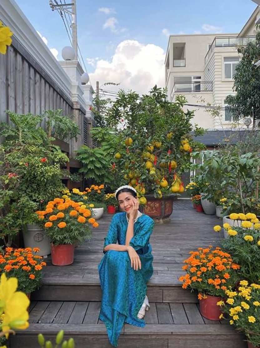 Cả khoảng sân biệt thự như một vườn hoa xuân. Ảnh: FBNV