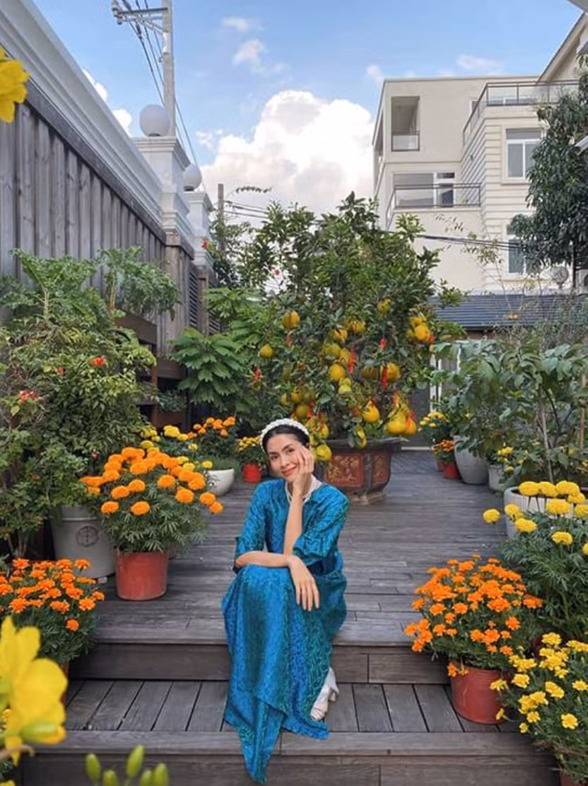 Cả khoảng sân biệt thự như một vườn hoa xuân. Ảnh: FBNV