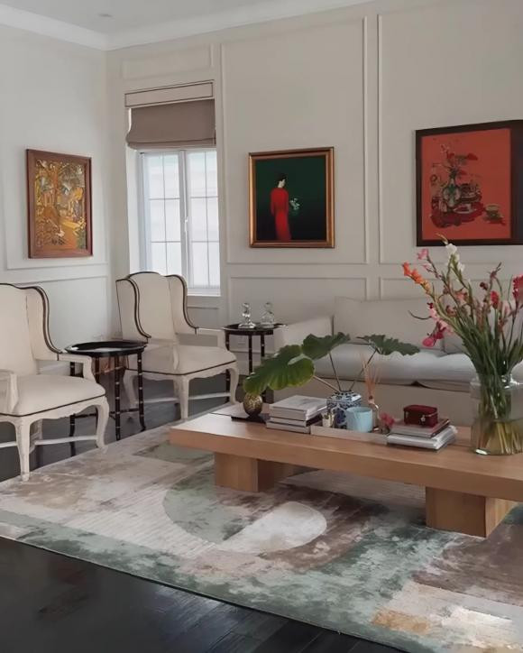 Năm nay, cô tiếp tục chia sẻ hình ảnh phòng khách được bày biện tinh tế với những bình hoa tươi thắm, tạo nên sự kết hợp hài hòa giữa truyền thống và hiện đại. Ảnh: FBNV